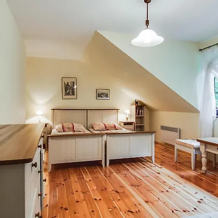 Holiday home 4 Bedroom Cozy Home In Pobierowo